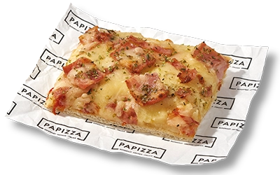 Porcion con masa artesana ligera, crujiente y digestiva, con más de 72h de fermentación, con salsa de tomate, mozarrella , bacon crispy , bacon troceado , champiñón laminado.
