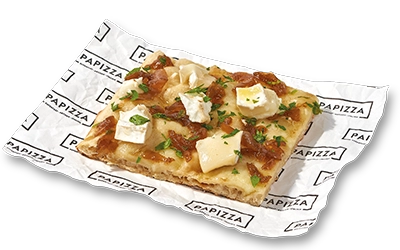 Porcion con masa artesana ligera, crujiente y digestiva, con más de 72h de fermentación, con base de nata y crema, cebolla caramelizada y rulo queso cabra.