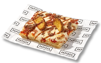 Porcion con masa artesana ligera, crujiente y digestiva, con más de 72h de fermentación con salsa de tomate, mozzarella , carne vacuno, patatas, bacon crispy y salsa barbacoa.