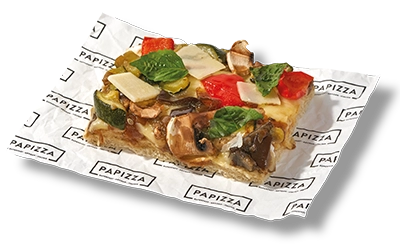 Pinsa con masa artesana ligera, crujiente y digestiva, con más de 72h de fermentación, Base de nata, mezcla de verduras, mozzarella, cebolla caramelizada, champiñon laminado y albahaca fresca, finalizada con lacas grana padano.