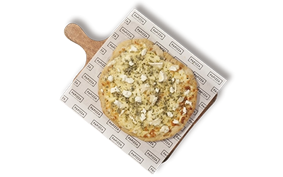 Pinsa con masa artesana ligera, crujiente y digestiva, con más de 72h de fermentación, con mozzarella, salsa de queso, queso azul y queso de cabra.