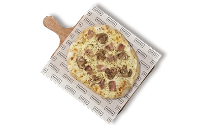 Pinsa con masa artesana ligera, crujiente y digestiva, con más de 72h de fermentación, con mozzarella , salsa carbonara , bacon troceado y champiñón laminado