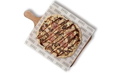 Pinsa con masa artesana ligera, crujiente y digestiva, con más de 72h de fermentación, con salsa de tomate , mozzarella , aceite de oliva , orégano, tiras de pollo asado , jamon cocido, champiñón laminado, salsa barbacoa , carne picada