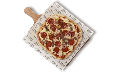 Pinsa con masa artesana ligera, crujiente y digestiva, con más de 72h de fermentación, con salsa de tomate, mozzarella ,chorizo picante , carne picada y cebolla morada .