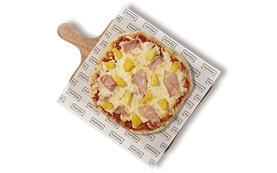 Pinsa con masa artesana ligera, crujiente y digestiva, con más de 72h de fermentación, con salsa de tomate, mozzarella , jamon cocido y piña