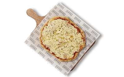 Pinsa con masa artesana ligera, crujiente y digestiva, con más de 72h de fermentación, Base de nuestra sabrosa salsa de tomate, mozzarella rallada, aceite de oliva virgen y un toque de orégano.