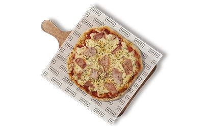 Pinsa con masa artesana ligera, crujiente y digestiva, con más de 72h de fermentación, Base de nata, queso azul y prosciutto, finalizada con orégano de pipirrana.