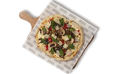 Pinsa con masa artesana ligera, crujiente y digestiva, con más de 72h de fermentación, mezcla de verduras, mozzarella, cebolla caramelizada, champiñon laminado y albahaca fresca, finalizada con lacas grana padano.