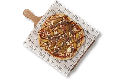 Pinsa con masa artesana ligera, crujiente y digestiva, con más de 72h de fermentación con salsa de tomate, mozzarella , carne vacuno, patatas, bacon crispy y salsa barbacoa.