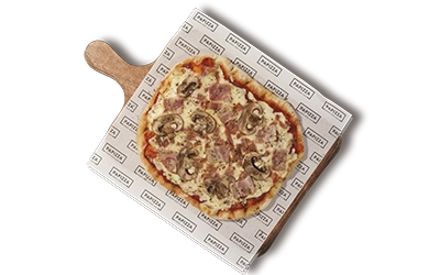 Pinsa con masa artesana ligera, crujiente y digestiva, con más de 72h de fermentación, con salsa de tomate, mozarrella , bacon crispy , bacon troceado , champiñón laminado.