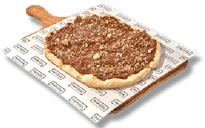 Deliciosa pinsa dulce, con base de crema de cacao y avellanas derretida y filipinos.