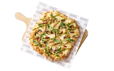 Pinsa con masa artesana ligera, crujiente y digestiva, con más de 72h de fermentación, con mozzarella, tiras de pollo asado, pesto, champiñón laminado, rúcula y tomate seco.